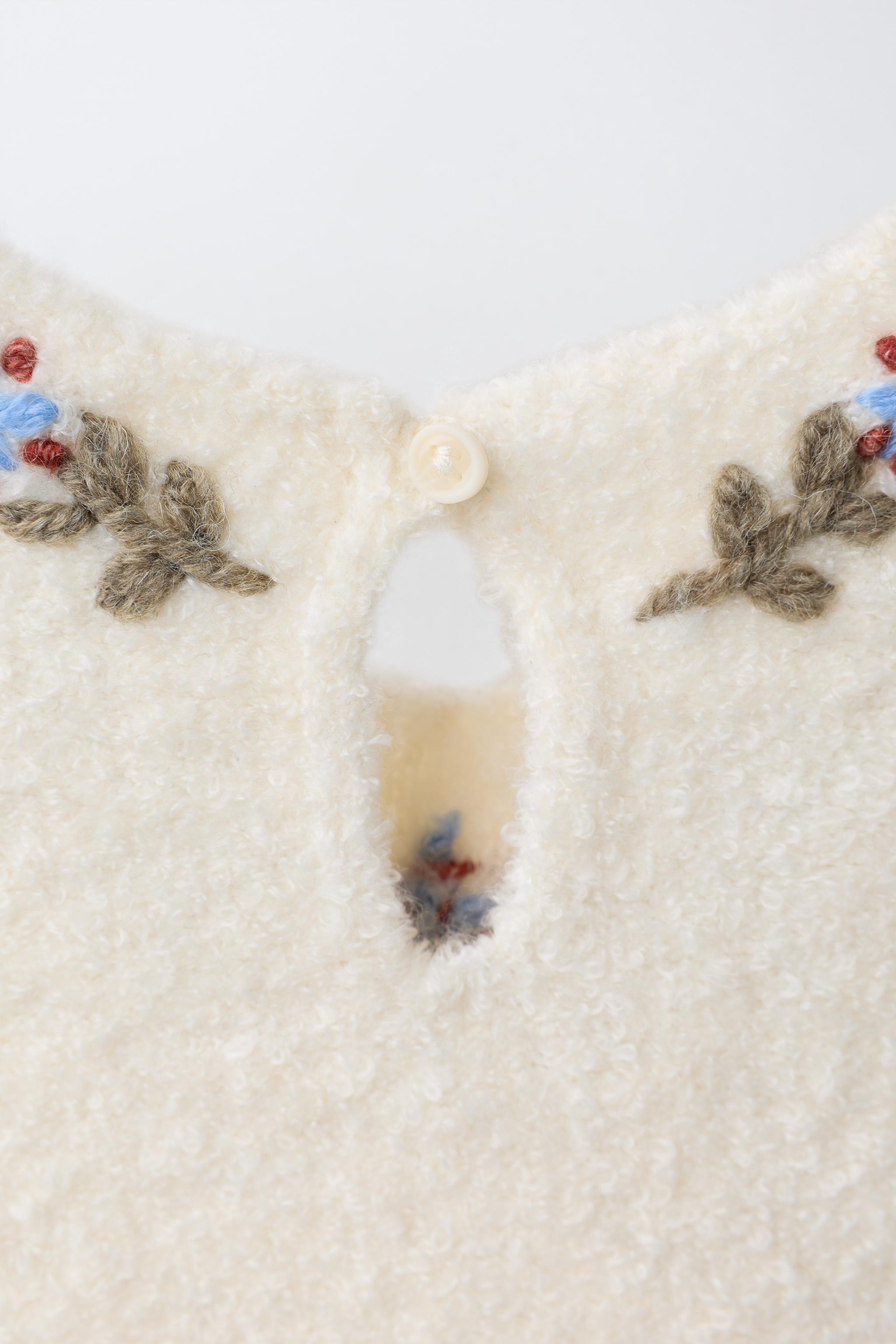 SALOPETTE EN MAILLE À FLEURS BRODÉES